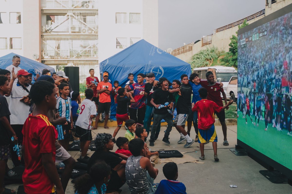 ElNacionalWeb's tweet photo. 🎭🤝 Tras el doblete sísmico del 24 de junio, Cúsica se sumó a ayudar y durante dos semanas formó parte del equipo logístico de la Cruz Roja Mexicana en Venezuela. Luego de la emergencia, el equipo decidió hacer más y así nació Refugio, una plataforma que conecta al público con fundaciones aliadas para canalizar donaciones.

🏠🩺 Refugio comenzó apoyando a Amigos del Niño con Cáncer, Fe y Alegría y Coromoto 2020, con proyectos que incluyen la rehabilitación de 54 colegios, la construcción de un albergue para pacientes oncológicos y la creación de comedores comunitarios. Cúsica también prepara un concierto benéfico y un álbum con más de 20 artistas, cuyas ganancias serán destinadas a los afectados por los terremotos 🙌🎶. 

✍️ @Arianyabp

🔗 Lea más en https://t.co/J4BGxJNlMv
