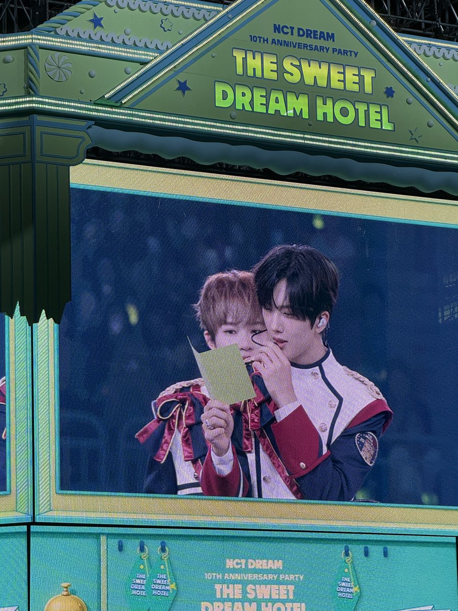 Xingle_4u's tweet photo. 어깨 위에 고양이는 키우시는 건가요? https://t.co/8a7sB7CdDS