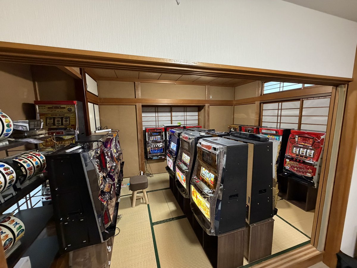 Robertlegacy's tweet photo. とりあえず現状はこれでいっぱいかなぁ…まだ欲しい台はあるけどはみ出てくるし、2階の一室に移動するのも手だけど… https://t.co/N3dai0PIhz