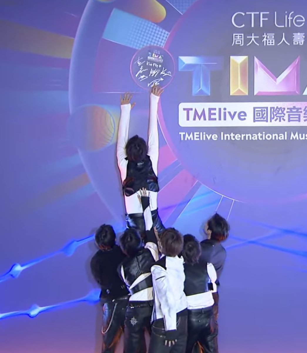 jypeaknation's tweet photo. CIIU ON DAY 1 🤝 KICKFLIP ON DAY 2
#CIIU #KickFlip #JYPNATION #TMElive https://t.co/vuYYvBRPnU