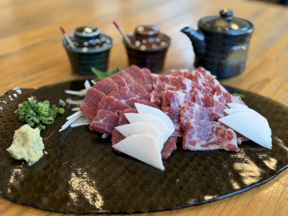 Koimar4's tweet photo. さて帰り道だから少ぉぉしだけ
熊本県の経済をブン回して帰ろう🕺
馬刺し馬カツに馬ヒレ🤤 https://t.co/ca9G1vR5cw