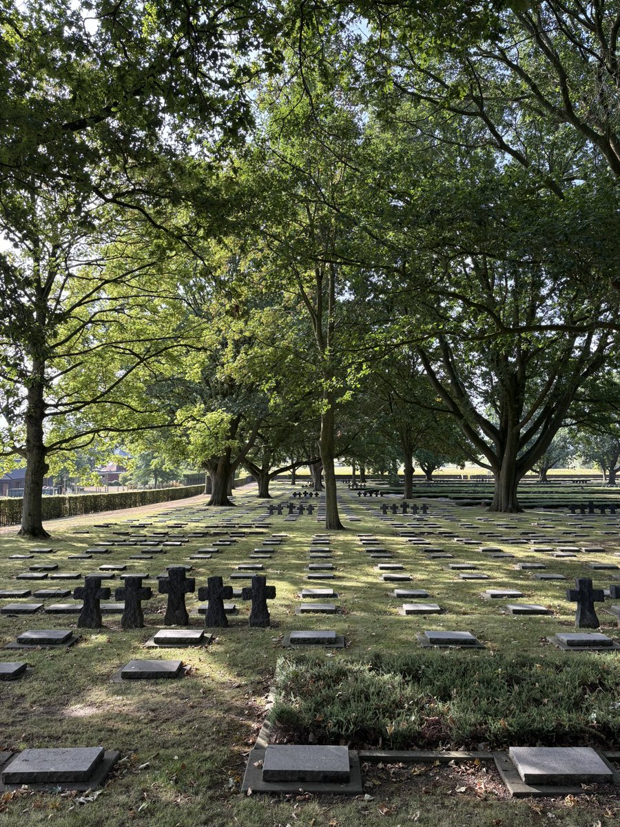 KJvanWijk's tweet photo. Huiswaarts. Via de 8.241 van Deutscher Soldatenfriedhof Hooglede.
#InFlandersFields https://t.co/am6U0qfOUu