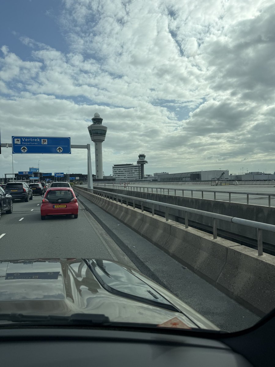erikdezwart's tweet photo. Schiphol deel 2. Waarom ligt er voor de vertrekhal 6 voetbalvelden leeg asfalt en staat er altijd een file? Klimaat? Milieu? Gepruts? @Schiphol https://t.co/k32DpV13n8