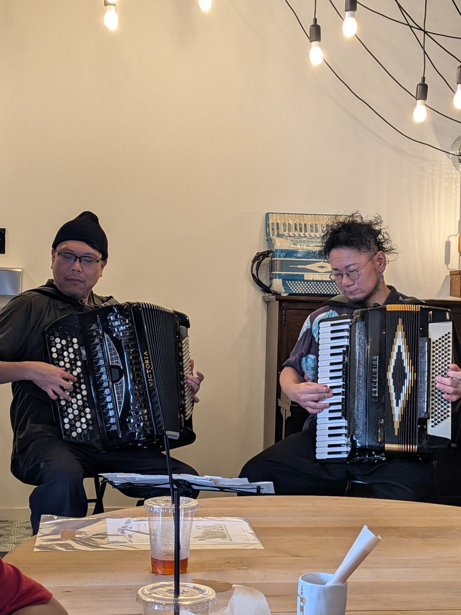 yasuko11040's tweet photo. 本日は大阪cafe Accordionでカリトマトライブでした🪗🪗天井が高いせいかめちゃくちゃ音が良くて気持ちよかった😍そして本日も凄まじいアドリブバトルに圧倒されました😲 https://t.co/dCHkozlB2g