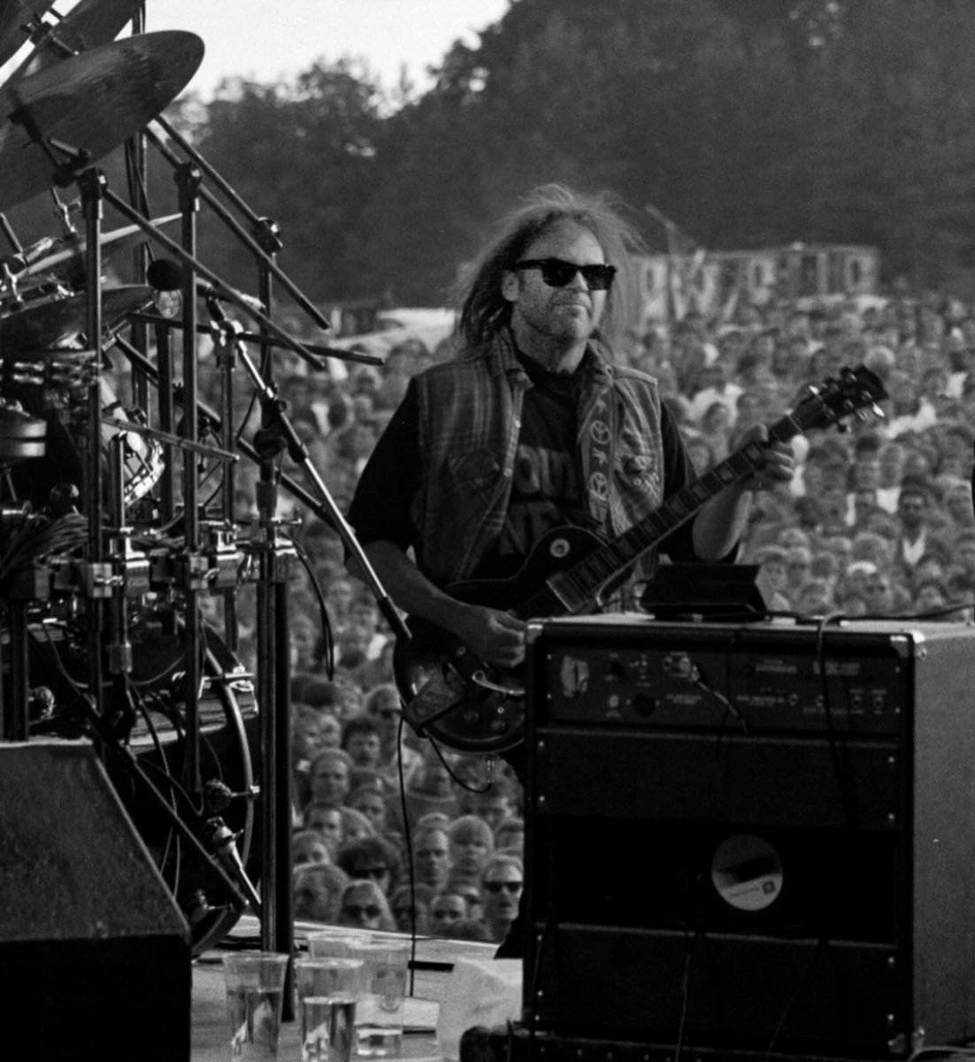 demetriosns's tweet photo. officialament - "Slane Castle, Slane, Co Meath OT #19.  @neilyoung @bookertjonesmusic Slane Castle, Ireland.  07/10/93. I love the pic of the two kids walking along the road.  #sinceforever " https://t.co/QTmjoQoys2 @PearlJam https://t.co/Feqy4cScHj