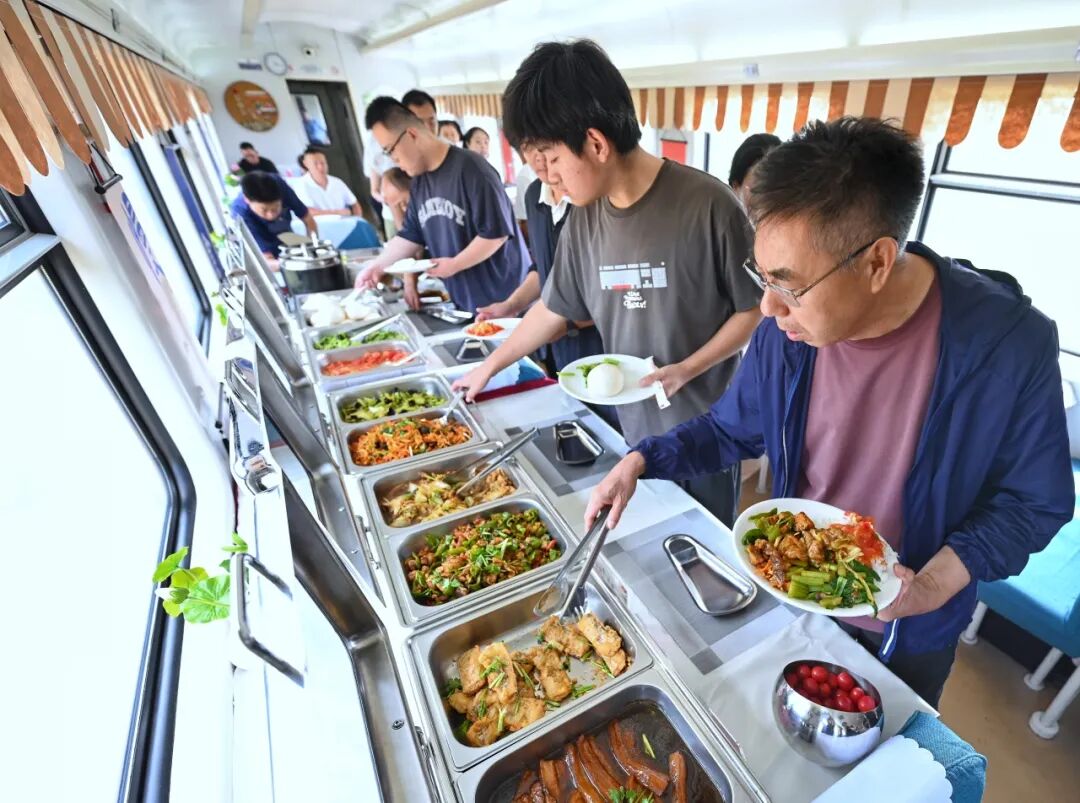 ChinaSpox_India's tweet photo. 🍽 Buffet on a Chinese train? Yes, please! 🚄😋

🥐 Breakfast: RMB 25 (₹356)
🍛 Lunch & dinner: RMB 45 (₹640)
👧 Kids eat free!

🍽 चीनी ट्रेन में बुफ़े? हाँ, ज़रूर! 🚄😋 

🥐 नाश्ता: RMB 25 (₹356)
🍛 लंच और डिन��: RMB 45 (₹640)
👧 बच्चों के लिए खाना मुफ़्त!

#ChinaRailway #TrainTravel #ChineseFood #Buffet #TravelChina
