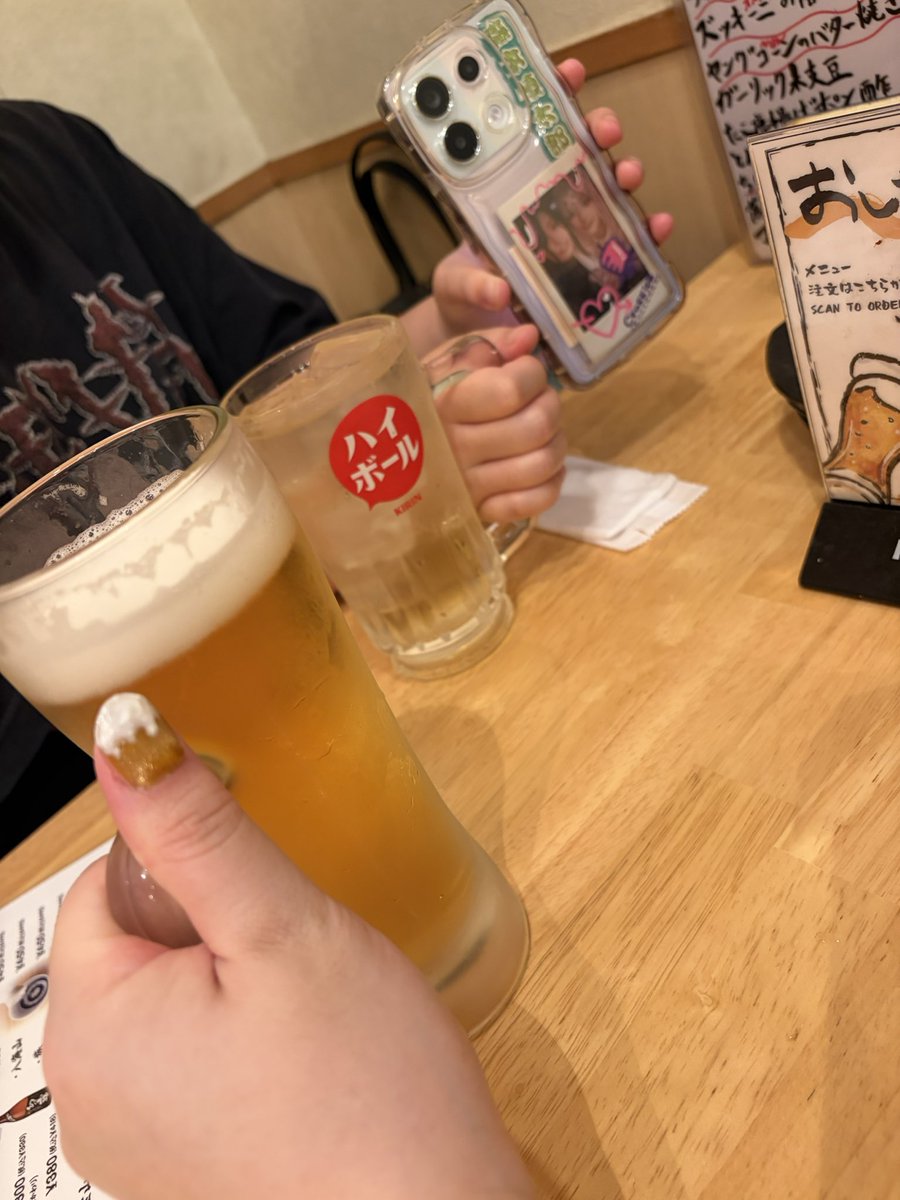 s00oosi0's tweet photo. サラバと飲みなうー！！
たのしぃぃ！！🍺✨ https://t.co/QtSZmYZyec