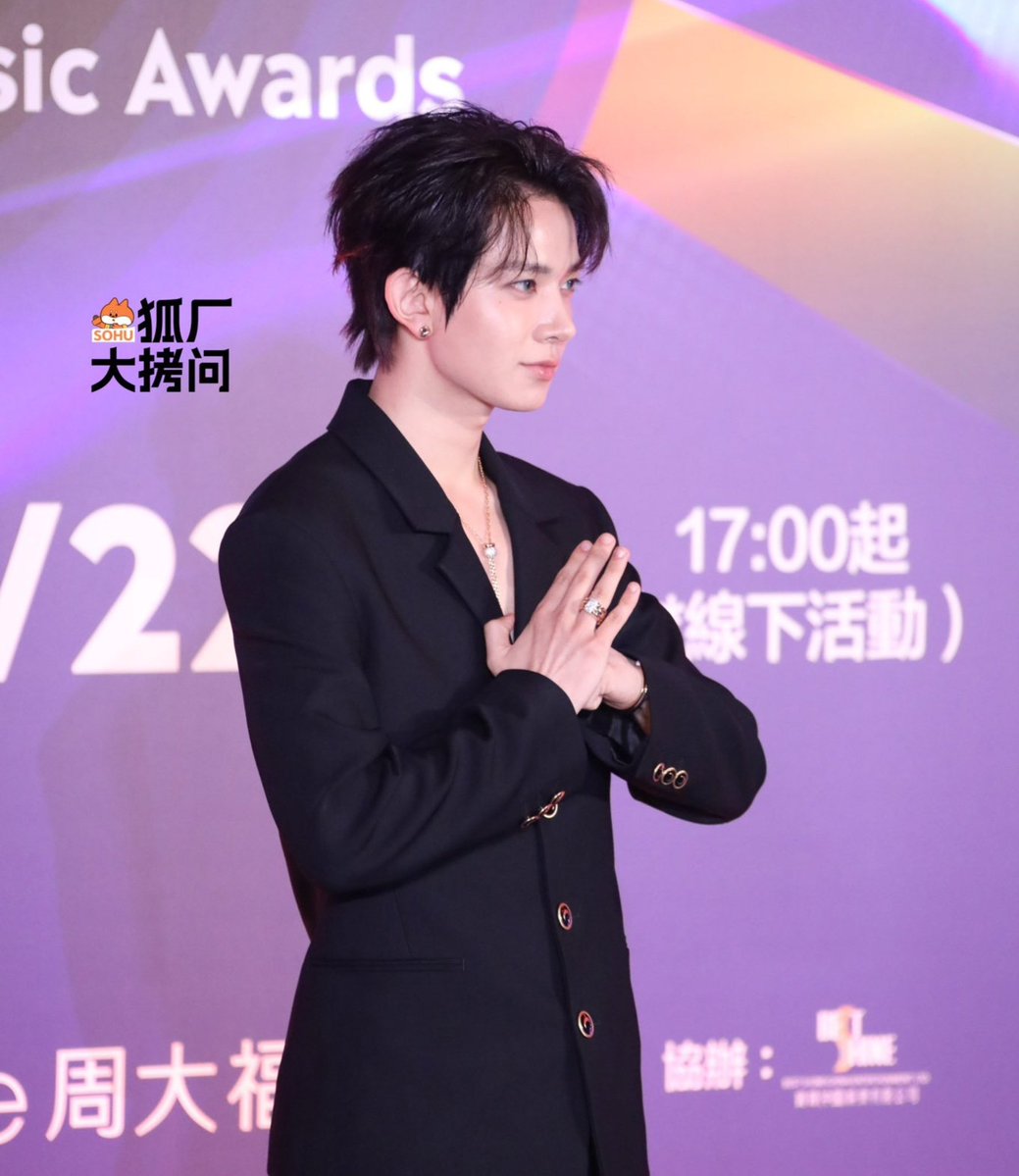 hsngpilled's tweet photo. EVAN x Pomellato Jewelry 

necklace: $11,000
rings: $16,000 + $6,850
earrings: $4,000
bracelet: $13,250

total: $51,100 (approx ₩70,708,440.00) https://t.co/78h4QCByQk