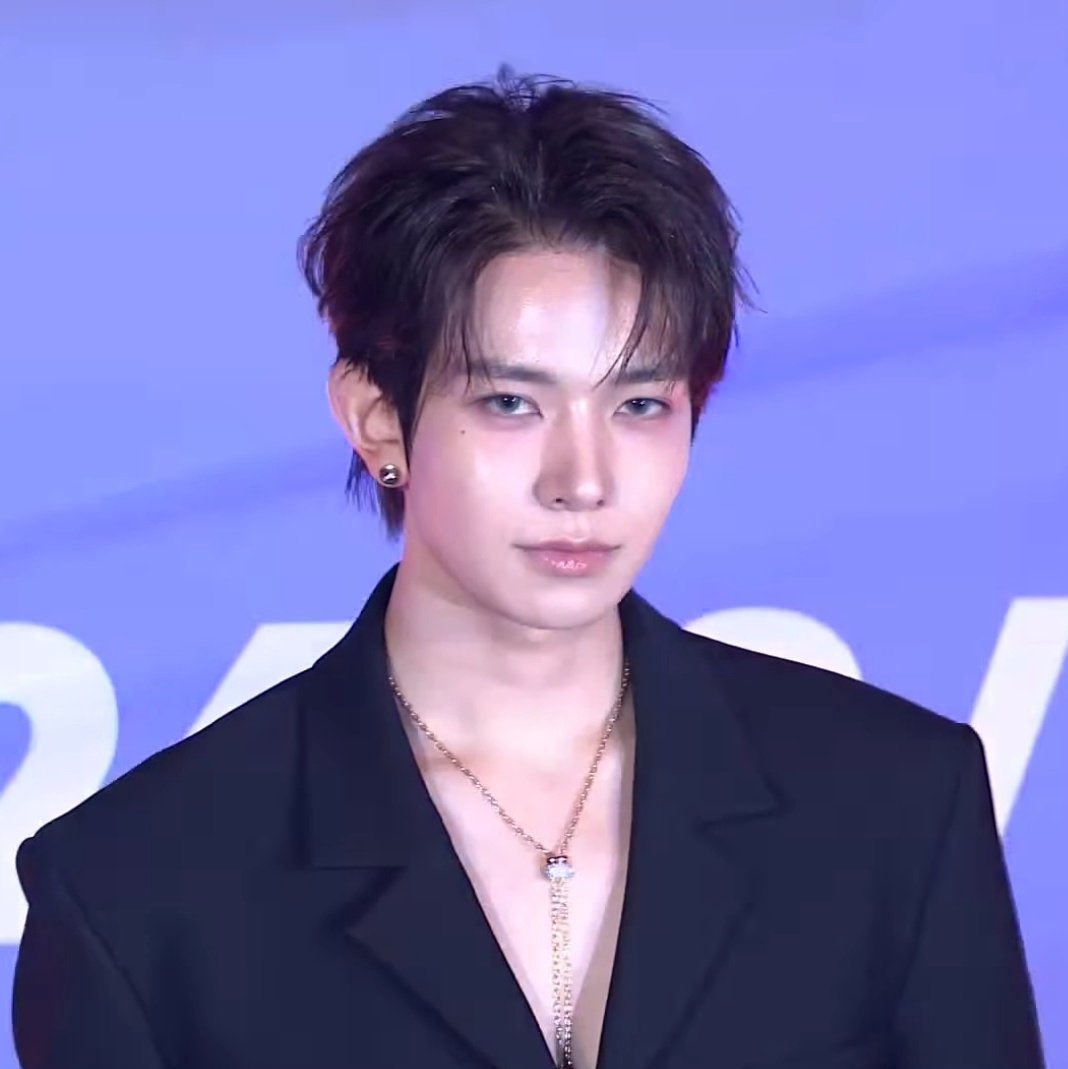 cupcakeheee's tweet photo. top 10 best heeseung red carpet looks ever. https://t.co/gvgowgC8Oq