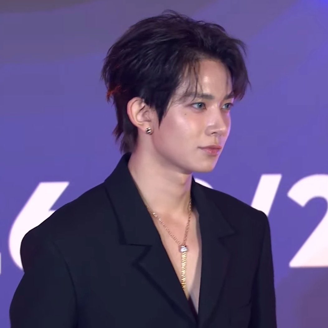 cupcakeheee's tweet photo. top 10 best heeseung red carpet looks ever. https://t.co/gvgowgC8Oq