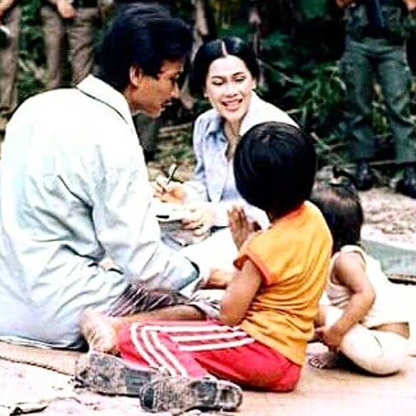 kin9stillonmind's tweet photo. “พระเจ้าอยู่หัวไม่ยอมให้ไปยืนค้ำหัวพูดกับราษฎร ถ้ายิ่งเป็นเวลานานท่านต้องการให้นั่งลงพูดกับเขา

ข้าพเจ้าก็คลานรับประชาชนตลอดเลย เป็นกิโลเลย…ท่านมาดูหัวเข่าข้าพเจ้าเดี๋ยวนี้สิ ดำปี๋เลย” 

#พระราชดำรัส
#สมเด็จพระนางเจ้าสิริกิติ์ #สมเด็จพระพันปีหลวง #เรื่องเล่าข้างโต๊ะทรงงาน https://t.co/73sF1NurkW