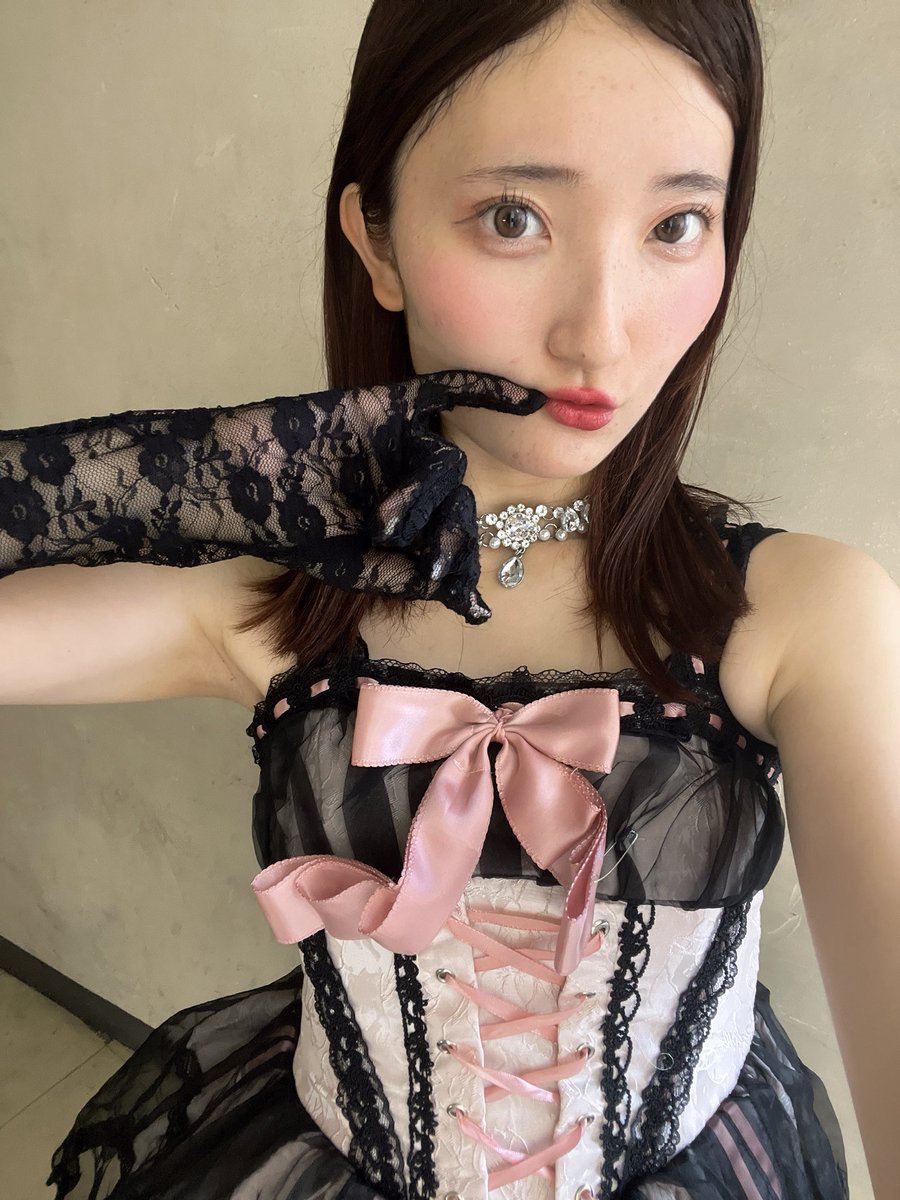 sakura_kittyeye's tweet photo. Fleurir のステージを見てくれた皆さん、ありがとうございました♪
盛り上がってくれて嬉しかったです🩷
またすぐ会えますように、、♥️

さくら🌸

 #甘噛み姫 ポーズ💋 https://t.co/E7NlNaVenY