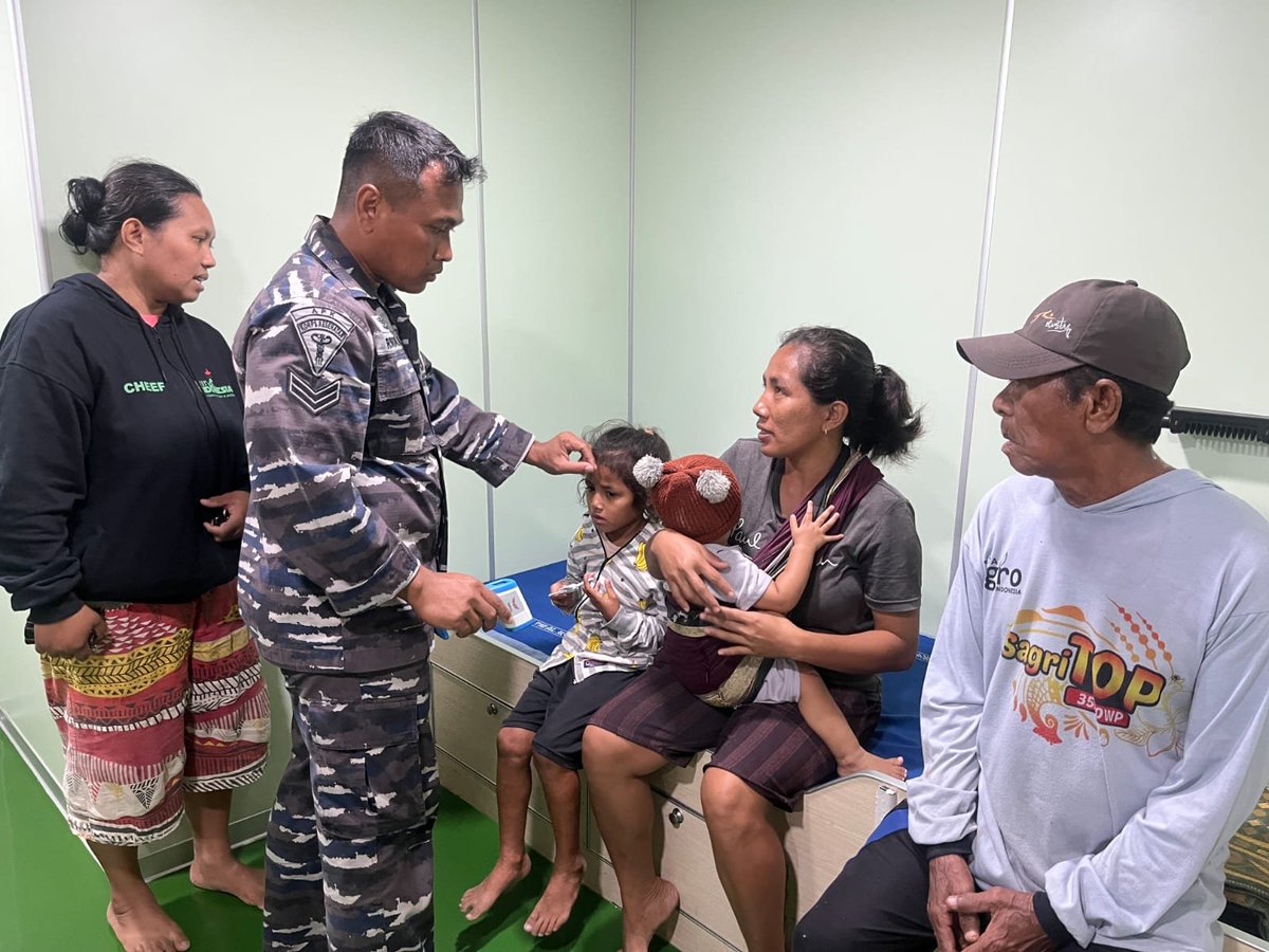 Persindonesia66's tweet photo. TNI AL DISTRIBUSIKAN BANTUAN KORBAN GEMPA REO NTT GUNAKAN KRI SHS-990 &amp; KRI BHT-370 MELALUI JALUR LAUT*

SURABAYA, Dalam rangka percepatan penanggulangan bencana gempa bumi di Nusa Tenggara Timur, *TNI Angkatan Laut* mengerahkan *5 unsur KRI dan 2 Heli*. Dua di antaranya. https://t.co/FqPG137r8m