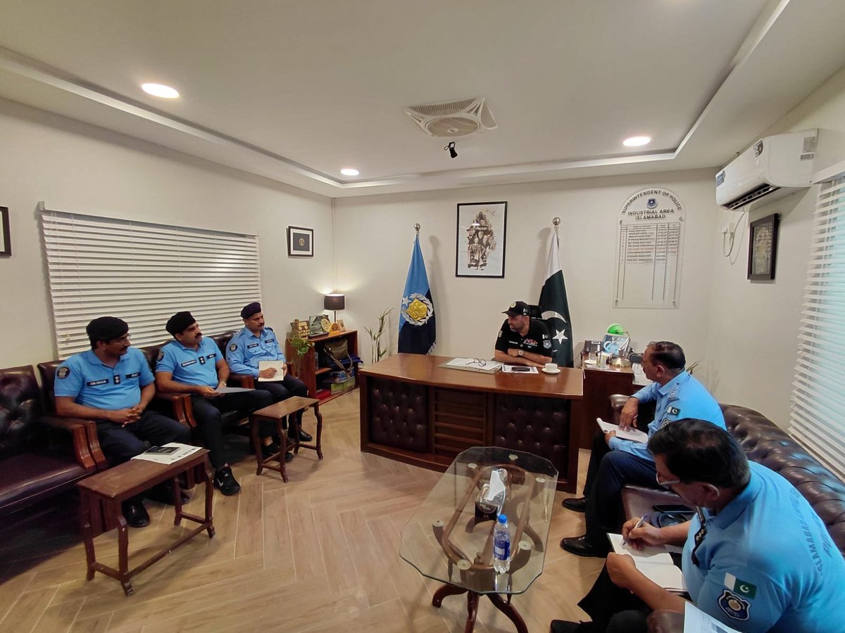 ICT_Police's tweet photo. ایس پی انڈسٹریل ایریا زون خالد محمود اعوان کی زیرِ صدارت انسداد جرائم کے حوالے سے میٹنگ کا انعقاد 

میٹنگ میں جرائم کی صورتحال، مقدمات کی تفتیش، زیرِ تفتیش کیسز اور جرائم پیشہ عناصر کے خلاف کارروائیوں کا تفصیلی جائزہ لیا گیا۔

#WeRIslamabadPolice https://t.co/i8tSmEgJSl
