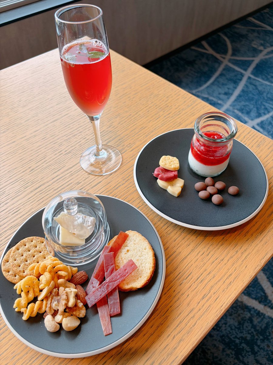 mimielmim's tweet photo. ラウンジの赤しそカクテルと白ワインがとってものみやすかった〜🍷✨
たくさんおつまみ食べちゃった https://t.co/47YbpFTA4E