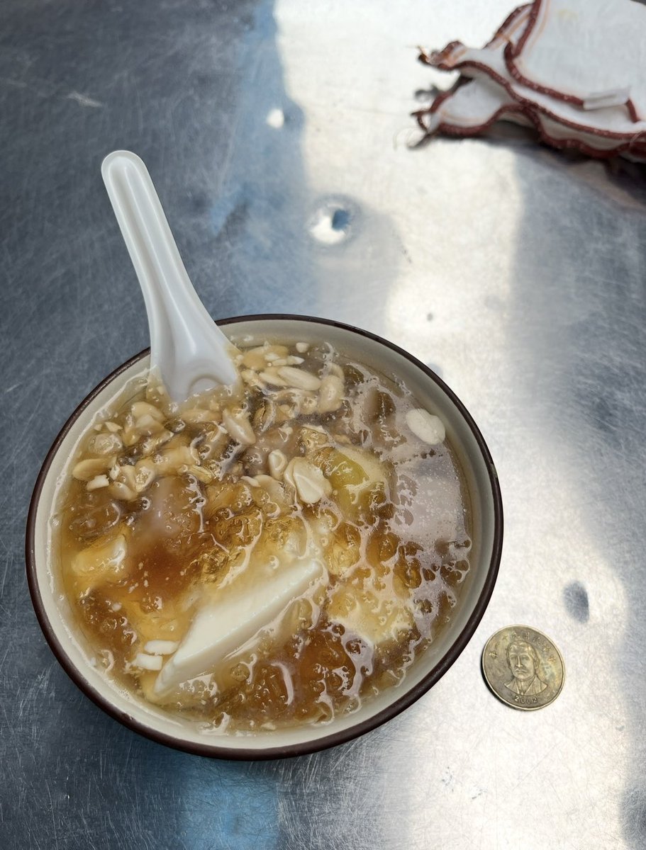 masami913's tweet photo. ←台湾で毎朝食べに行っていた豆花

←台湾で毎朝会いに行っていた豆花屋のお母さん

→いま、食べた豆花
豆腐やん...ってなってる
違う...

お母さんに会いたい https://t.co/ZwkReVpt9V