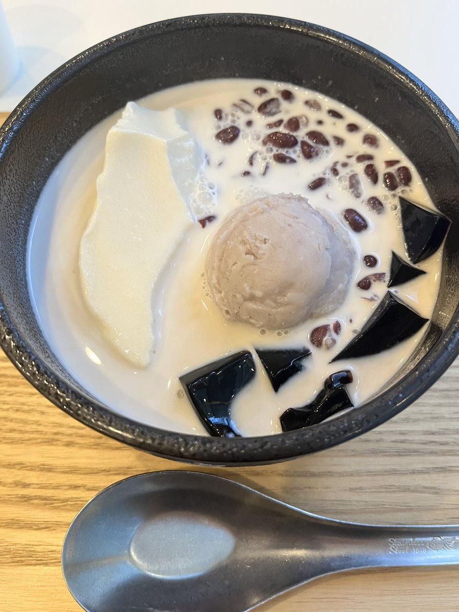 masami913's tweet photo. ←台湾で毎朝食べに行っていた豆花

←台湾で毎朝会いに行っていた豆花屋のお母さん

→いま、食べた豆花
豆腐やん...ってなってる
違う...

お母さんに会いたい https://t.co/ZwkReVpt9V