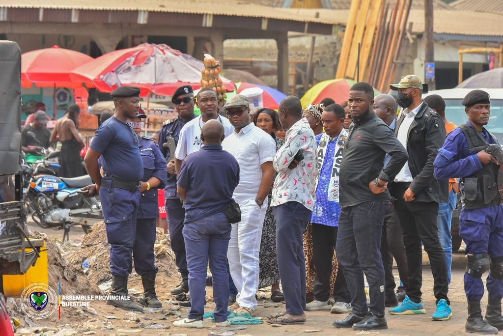 OlivierDomyBey1's tweet photo. À N’djili Kilambu, l’honorable Socrates Mubengaie @HMubengaie, s’est rendu sur le site de la morgue pour s’enquérir de l’évolution des travaux et constater les avancées sur le terrain. Une démarche de proximité au service de la population. 👇🏾

👉🏾 Lis, like 👍🏾 et partage à tes contacts. Qu’ils partagent à leur tour à leurs contacts, et ainsi de suite, pour faire circuler l’information au maximum !

Lire la suite : https://t.co/1g09rDWyxS…
