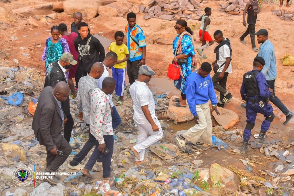 OlivierDomyBey1's tweet photo. À N’djili Kilambu, l’honorable Socrates Mubengaie @HMubengaie, s’est rendu sur le site de la morgue pour s’enquérir de l’évolution des travaux et constater les avancées sur le terrain. Une démarche de proximité au service de la population. 👇🏾

👉🏾 Lis, like 👍🏾 et partage à tes contacts. Qu’ils partagent à leur tour à leurs contacts, et ainsi de suite, pour faire circuler l’information au maximum !

Lire la suite : https://t.co/1g09rDWyxS…
