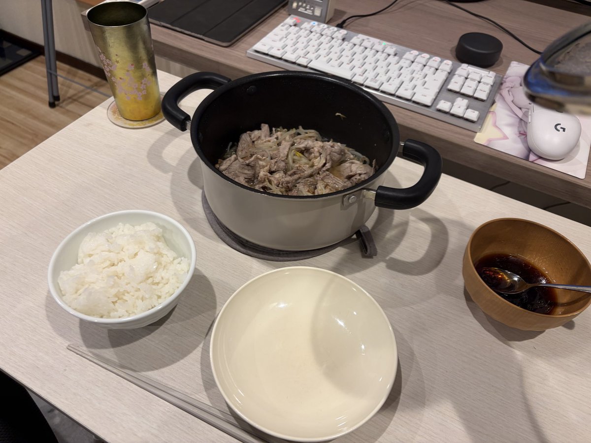 tyuumokugata's tweet photo. シナシナ鍋......豚コマ！もやし！ https://t.co/uOA28X3u1H