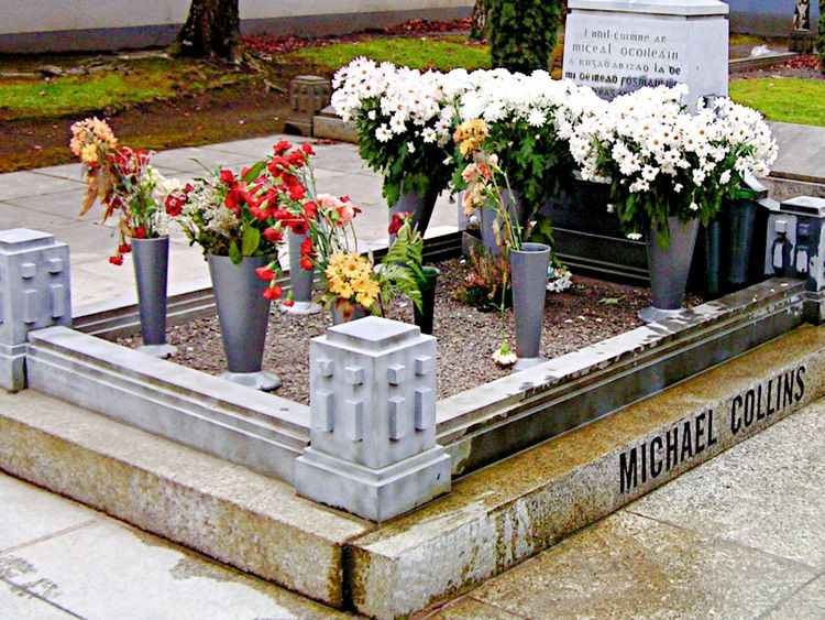 welovedonegal's tweet photo. Yesterday was the 104th anniversary of Michael Collins.
The guide a Glasnevin told me his is the only grave there that is never without flowers.
And that Devs grave is the most vandalised.
#MichaelCollins
#Irish #history
#Dublin #Ireland . https://t.co/CLSphTZiV6