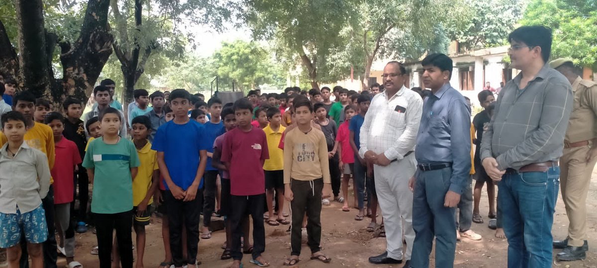 CDO_Chitrakoot's tweet photo. आज आश्रम पद्धति विद्यालय कलचिया, मऊ का निरीक्षण किया गया। मौके पर प्रधानाचार्य, स्टोर इंचार्ज उपस्थित थे।  उपस्थित छात्रों से उनके खान-पान पठन-पाठन और खेलकूद से संबंधित जानकारी ले गई। कार्यदायी संस्था upsidco को उच्च गुणवता के साथ जल्द से जल्द काम पूर्ण करने के निर्देश दिए गए। https://t.co/EXFwpZIpZp