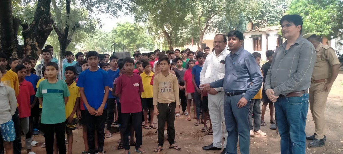 CDO_Chitrakoot's tweet photo. आज आश्रम पद्धति विद्यालय कलचिया, मऊ का निरीक्षण किया गया। मौके पर प्रधानाचार्य, स्टोर इंचार्ज उपस्थित थे।  उपस्थित छात्रों से उनके खान-पान पठन-पाठन और खेलकूद से संबंधित जानकारी ले गई। कार्यदायी संस्था upsidco को उच्च गुणवता के साथ जल्द से जल्द काम पूर्ण करने के निर्देश दिए गए। https://t.co/EXFwpZIpZp