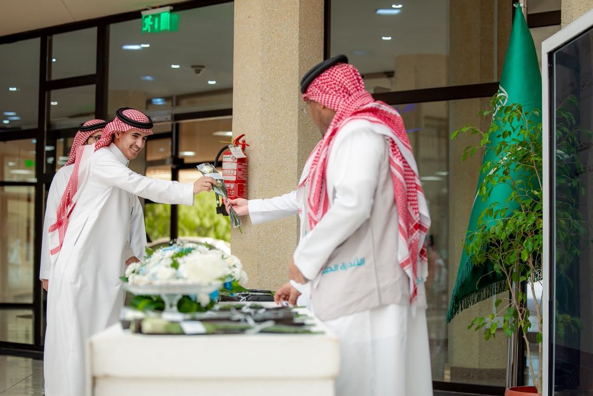 QassimUniv1's tweet photo. عام جامعي جديد.. ومساحات أوسع للتعلّم، وتجارب تصنع المعرفة، وطموحات تتحول إلى إنجاز.

مرحبًا بطلبة #جامعة_القصيم في عامهم الجامعي الجديد.

#العودة_للدراسة https://t.co/PgcDBsgvZb