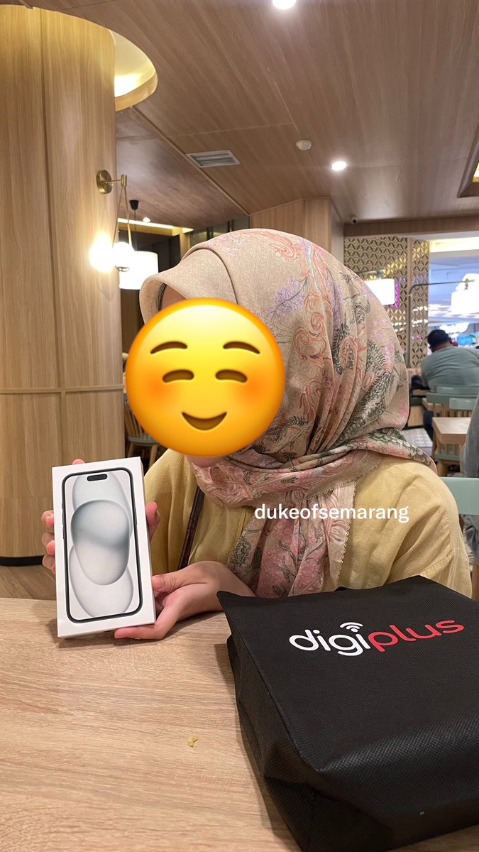 dukeofsemarang's tweet photo. JUJUR KECEWA SAMA PELAYANAN IBOX

Gue nganterin temen buat beli her first iphone dan minta buat di ibox. Masuk ibox, dari segitu banyaknya karyawan gak ada yang nyamperin dan mereka diem aja liatin sinis kek kita orang gak mampu beli. 

Akhirnya gue keluar ibox kan mampir ke digiplus. Disana malah dilayani ramah sampe endingnya temen gue beli unit disana tanpa embel-embel wajib beli asuransi atau bundling apapun. 

Ibox 0 - Digiplus 1