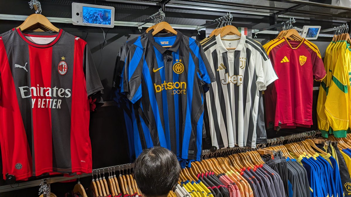 Latium1900's tweet photo. In Giappone è possibile trovare in vendita le maglie delle strisciate, della Roma, addirittura di Palermo, Atalanta e Parma. Quelle della Lazio e della "Giapponesissima" Mizuno neanche l'ombra.

Ma non avevamo scelto Mizuno per l'internazionalizzazione del brand in Asia?

Mah https://t.co/xNMl7kibsY