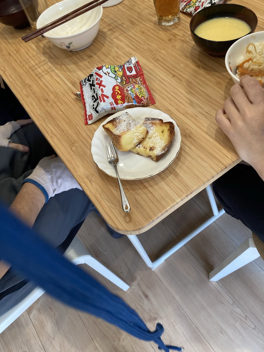 IppeKoppe's tweet photo. パンの耳をバターとグラニュー糖で炒めて、、
賞味期限間近のお菓子の寄付もありました https://t.co/nH7b5ZtP9N