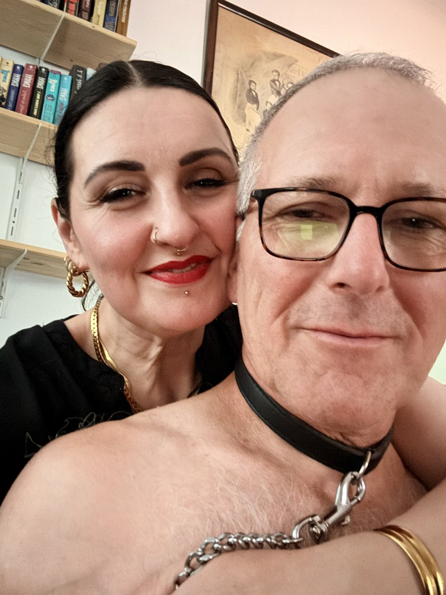 QueenBadMom's tweet photo. Auch Herrinnen haben Kinks. 🖤

Meiner ist Eigentum.

Nicht das schnelle Spiel für ein paar Stunden. Nicht ein Sklave, der mir eine Wunschliste hinlegt und anschließend wieder in sein gewöhnliches Leben verschwindet.

Mich reizt dieser viel tiefere Gedanke: Ein Mensch, der sich mir freiwillig unterwirft. Der mir seine Loyalität, seinen Gehorsam und seine Hingabe schenkt und irgendwann aus voller Überzeugung sagen kann:

„Ich gehöre Ihnen.“

Dieses Gefühl von Besitz. Von Zugehörigkeit. Zu wissen: Das ist mein Sklave. Mein Eigentum.

Und vielleicht sieht glückliches Eigentum manchmal genau so aus. 😉🖤

Mein glückliches Eigentum auf Lebenszeit. ⛓️

#FemaleDomination #FemDom #DS #Owned #FemaleLedRelationship