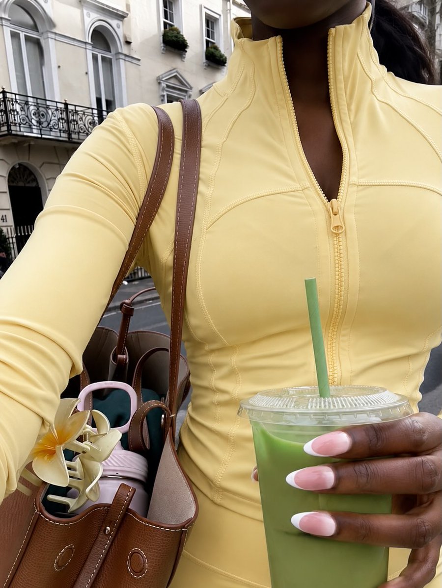 AlonsoLucas01's tweet photo. L’ensemble Pilates qu’il te faut : confortable, féminin et tendance. Veste zippée ajustée, legging taille haute et coupe flatteuse en jaune pastel. Du studio au quotidien, reste stylée sans sacrifier le confort. Quantités limitées. https://t.co/LCkt0oqGXw