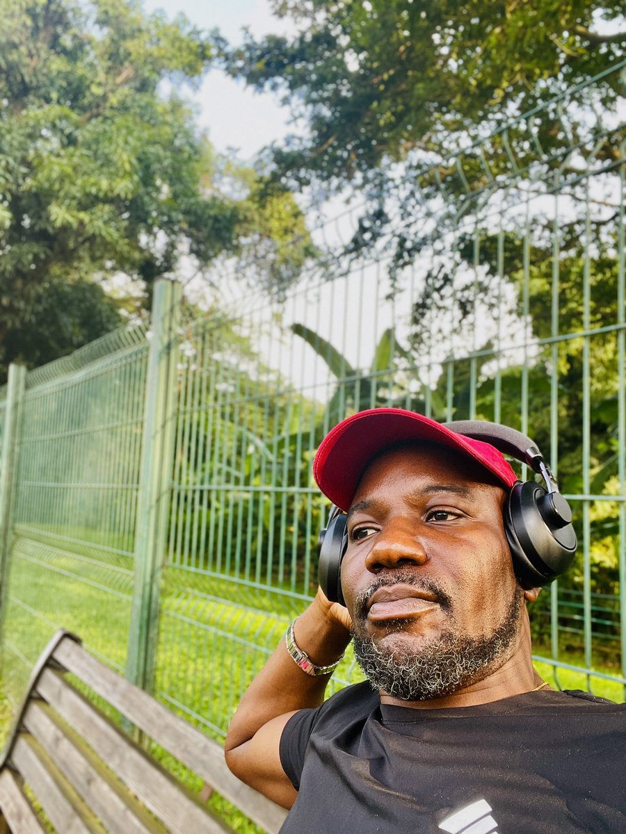 tobiogunlesi's tweet photo. 🎧🧢 https://t.co/DgMGUaDjUc