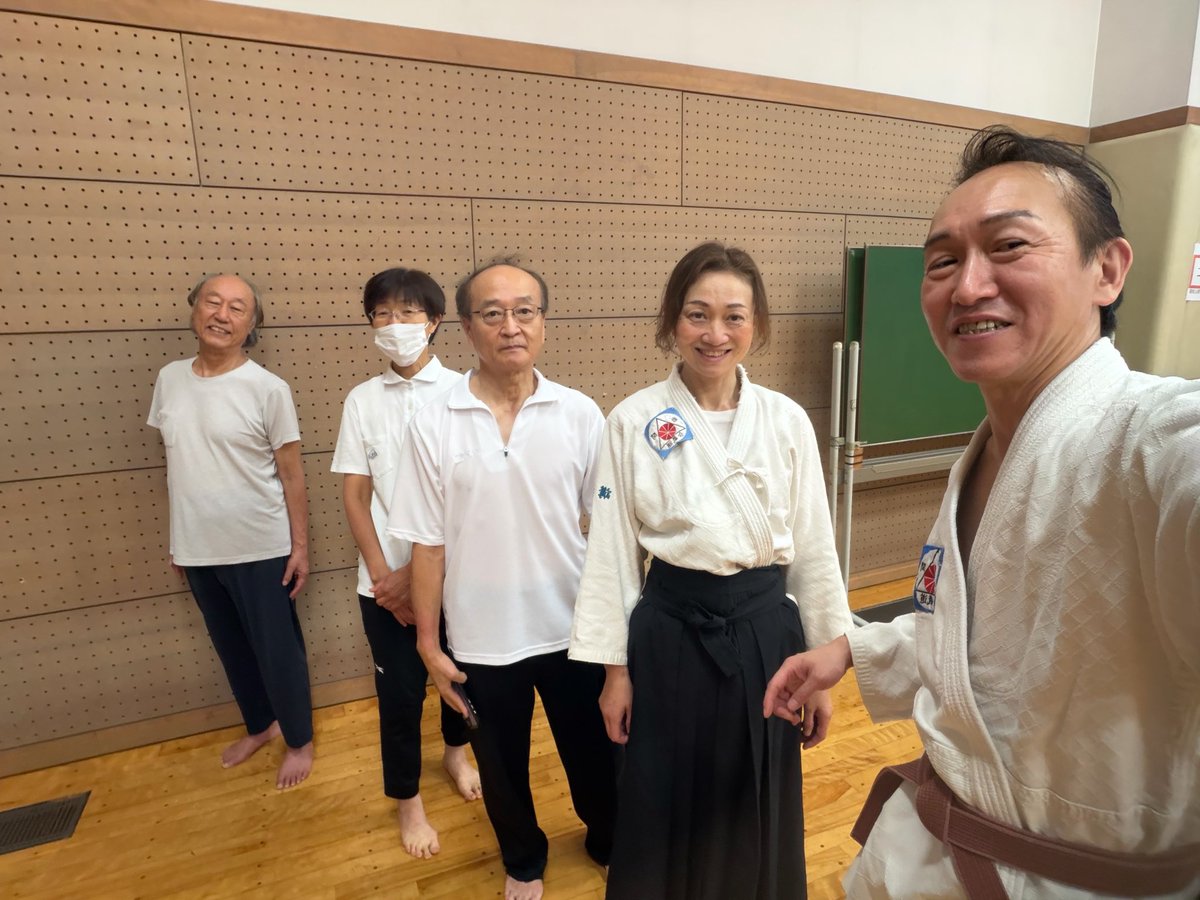 busenkai_jp's tweet photo. 2026 08 18
10:00 〜 11:45
上石神井体育館
第二武道場

準備体操

剣の素振り1　
　　　　　
5の合わせ

杖の突き方

杖の素振り1 - 3

体の変更
諸手取り呼吸投げ

多人数取り3種類

整理運動 https://t.co/6qYeSRfGm7
