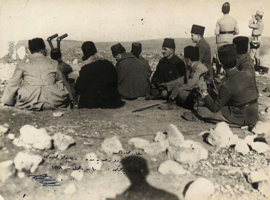 mhrpolat's tweet photo. “Ve onlar Polatlı’da tirenden indiler
Polatlı’da ekenekler bir buğday denizidir.
Kimseyi komadılar bu denizin kıyısında
Dinlenmeye ve de uyumaya…
Gece demediler, güneye doğru
Yürüyüşe çıkardılar.”

Ceyhun Atuf Kansu, Polatlı’da trenden iner inmez cepheye yürütülen askerleri böyle anlatıyor. Dinlenmeye fırsat bulamadan, gece gündüz demeden Haymana tepelerine doğru yürüyen yorgun askerler…

105 yıl önce bugün, 23 Ağustos 1921’de, Sakarya’da 22 gün 22 gece sürecek ölüm kalım savaşımız işte böyle başladı.

Bu nasıl bir savaştı?

Yaklaşık 102 bin kişilik Türk ordusu ile 124 bine yaklaşan Yunan kuvveti, Ankara’nın Polatlı ve Haymana ilçeleri arasında, Sakarya Irmağı’nın doğusunda karşı karşıya geldi.

Savaş 100 kilometre genişliğinde, 25 kilometre derinliğe ulaşan olağanüstü büyük bir alana yayıldı. Tek bir cephe çizgisinde yapılmadı. Tepe tepe, mevzi mevzi, köy köy, adım adım sürdü. Bir tepe kaybedildiğinde savaş bitmiyor, gerideki başka bir tepede yeniden savunma kuruluyordu.

“Hattı müdafaa yoktur, sathı müdafaa vardır. O satıh bütün vatandır.” sözü işte tam bunu anlatıyordu: Savunulan şey yalnızca bir siper ya da bir çizgi değildi. O tepelerin, köylerin ve yolların tamamıydı. Kısacası bütün vatandı.

Sakarya başladığında Kütahya, Eskişehir ve Afyon kaybedilmişti. Ordumuz yok edilmemek için Sakarya’nın doğusuna çekilmişti, Yunan ordusu Ankara’ya yaklaşık 70 kilometre kadar yaklaşmıştı. Meclisin ve hükûmetin Kayseri’ye taşınması konuşuluyordu.

Sakarya Savaşı yoksul bir ülkenin, yoksul bir ordunun Tekâlif-i Milliye emirleriyle Anadolu halkının elinde kalan son imkânları da ordusuyla paylaşması ile verilen bir savaş oldu. Ordu köylünün ekmeğiyle, kağnısıyla, hayvanıyla, giyeceğiyle; Anadolu insanının elinde avucunda ne varsa ortaya koymasıyla ayakta duruyordu.

Ankara, Sovyet Rusya ile Moskova Antlaşması’nı henüz beş ay önce imzalamıştı. İngiliz siyasetinin desteğini arkasına alan Yunan ordusu Ankara’ya doğru ilerliyordu. Batum’daki Enver Paşa ve İttihatçı çevreler de Ankara’nın yenilmesi ile ortaya çıkacak iktidar boşluğuna göre hesap yapıyordu.

Savaşın bedeli çok ağır oldu. 5.713 askerimiz şehit düştü, 18.480 askerimiz yaralandı. Esir ve kayıplarla birlikte, firarlar hariç toplam muharebe zayiatımız 33.654 kişiye ulaştı. Subay kayıpları öylesine yüksekti ki Sakarya, “Subay Muharebesi” diye de anıldı.

13 Eylül 1921’e gelindiğinde Sakarya Irmağı’nın doğusunda Yunan kuvveti kalmamıştı. Yunan ordusu bütünüyle yok edilemedi ama Ankara’ya ilerleme ve saldırıyı sürdürme gücünü kaybetti. 1919’dan beri devam eden geri çekiliş burada durdu. Savaşın yönü değişti; artık yalnızca direnmek değil, hazırlanmak ve vatanı bütünüyle kurtaracak Büyük Taarruz’u gerçekleştirmek için imkan doğdu.

Zaferin ardından uluslararası dengeler hemen değişti. Ruslar ikircikli tutumdan çıktılar 13 Ekim’de Kars Antlaşması imzalandı. 20 Ekim’de Fransa ile Ankara Antlaşması yapıldı; Güney Cephesi kapandı, Fransa Ankara Hükûmeti’ni tanıdı ve düşman İtilaf devletleri birliği parçalandı.

Bütün bunların arkasında ise Polatlı’da trenden indirilen, bir dakika bile dinlenemeden Haymana tepelerine doğru yürüyen yorgun insanlar vardı. Yoksuldular, uykusuzdular; arkalarında bekleyen aileleri, önlerinde bütün bir ülkenin geleceği vardı.

Sakarya Meydan Muharebesi’nin başlamasının 105. yılında; bağımsızlığımızı, Ankara’yı ve henüz kurulmamış Cumhuriyet’e giden yolu canlarıyla savunan bütün askerlerimizi saygıyla anıyorum.

Başta Mustafa Kemal Atatürk olmak üzere Millî Mücadele’nin bütün komutanlarını, askerlerini ve elinde avucunda ne varsa ordusuyla paylaşan Anadolu halkını hürmetle selamlıyorum.