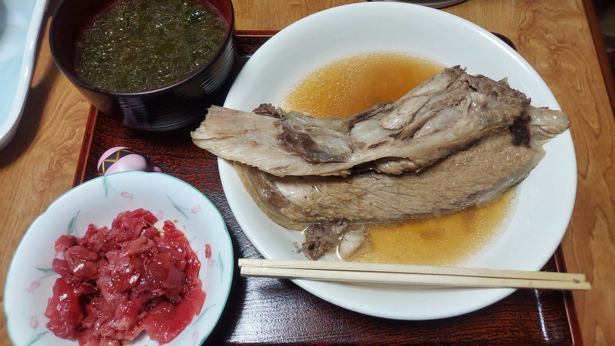 ARUMA_2006's tweet photo. 40時間分のセーブデータは消えたかもしれないけど……諦めて晩飯でもたべますかね。
昨日買ってきた本マグロの中落ちとカマ
いただきます🐟️ https://t.co/upvAazXAVL