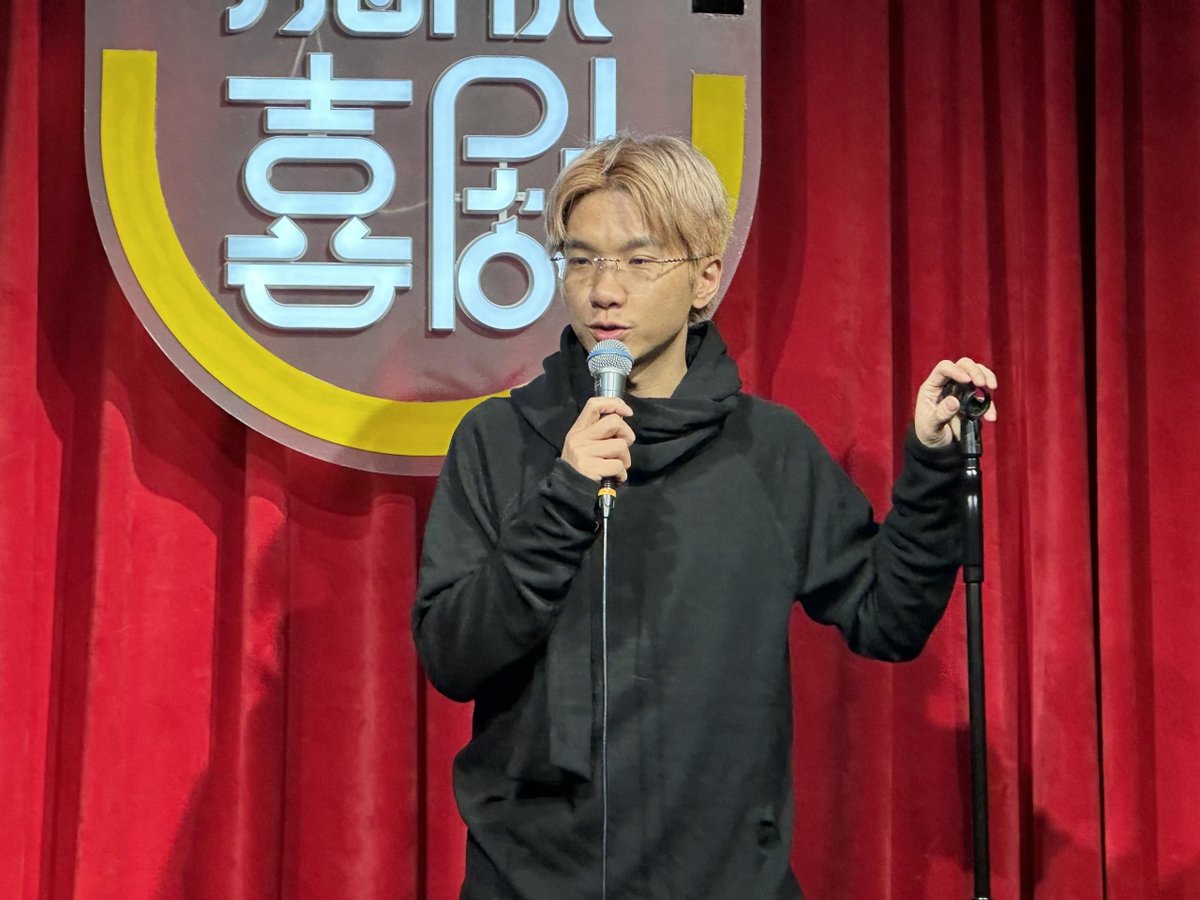 ckas1023's tweet photo. Hoy en el stand-up, un chico preguntó: “Por qué el café sabe tan mal cuando te despiertas” Le respondí: “Porque es el único compaero que no te deja mentir sobre que no quieres trabajar hoy.” ， https://t.co/5Od6hvw7vm