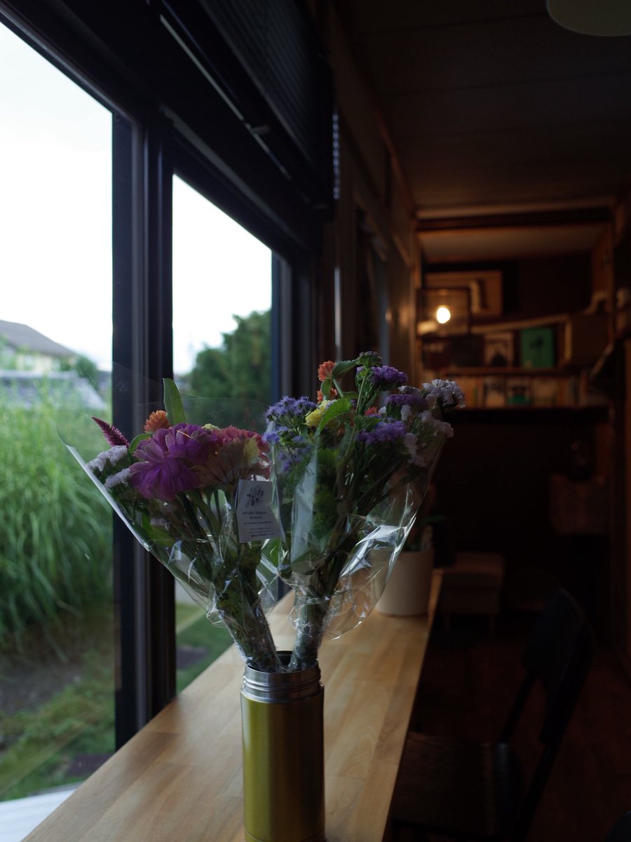 greenbenchbooks's tweet photo. 8 / 23 (日) ご来店ありがとうございました！
次の営業は 27 (木) です。

お花をいただきました、ありがとう🙏 https://t.co/37bmBL1YzW