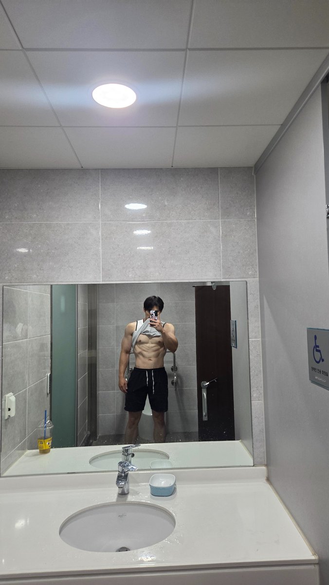 Jsjaiwkdn1's tweet photo. 더워서 대피
#맘눌뎀‌ #오운완 #섹트 https://t.co/n30bcNeN3q