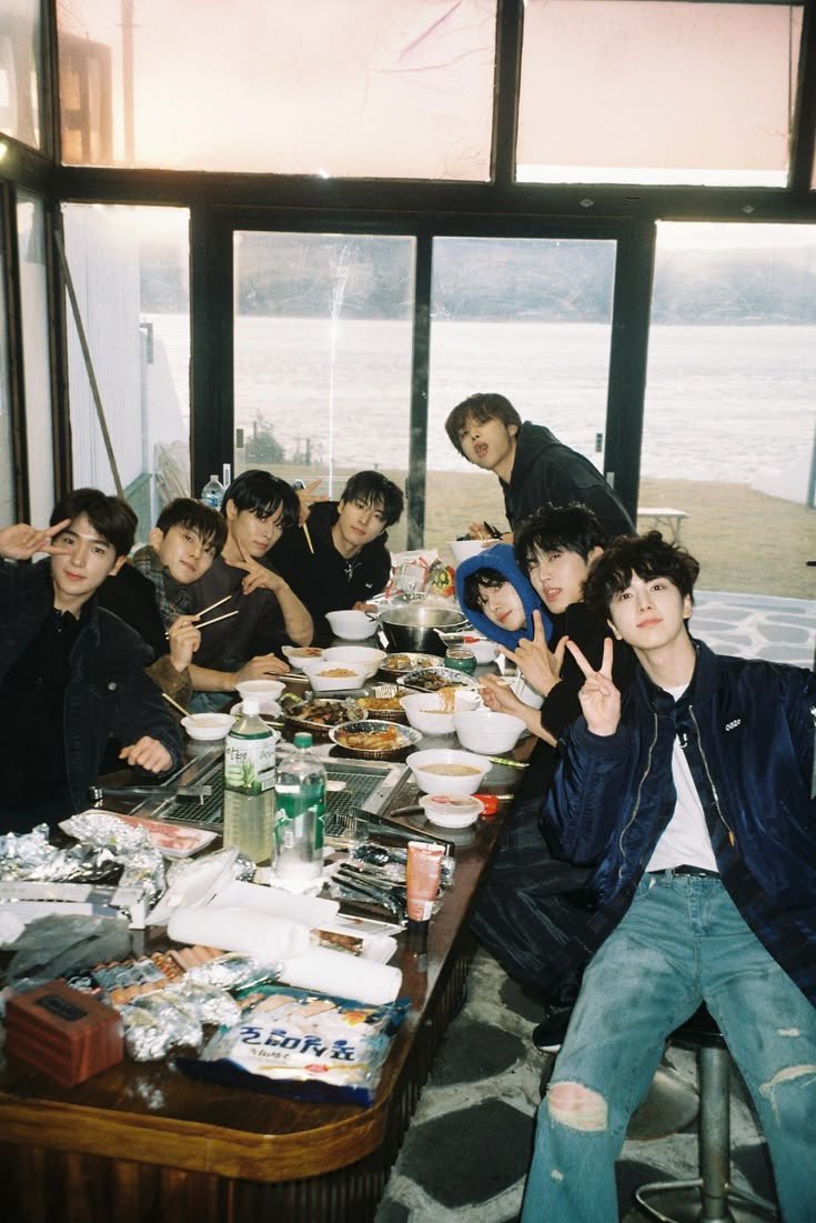 0412SW19's tweet photo. 더보이즈 이런 낭만있는 사진 많은 그룹인거 개큰호감 https://t.co/sruOKiEZOs