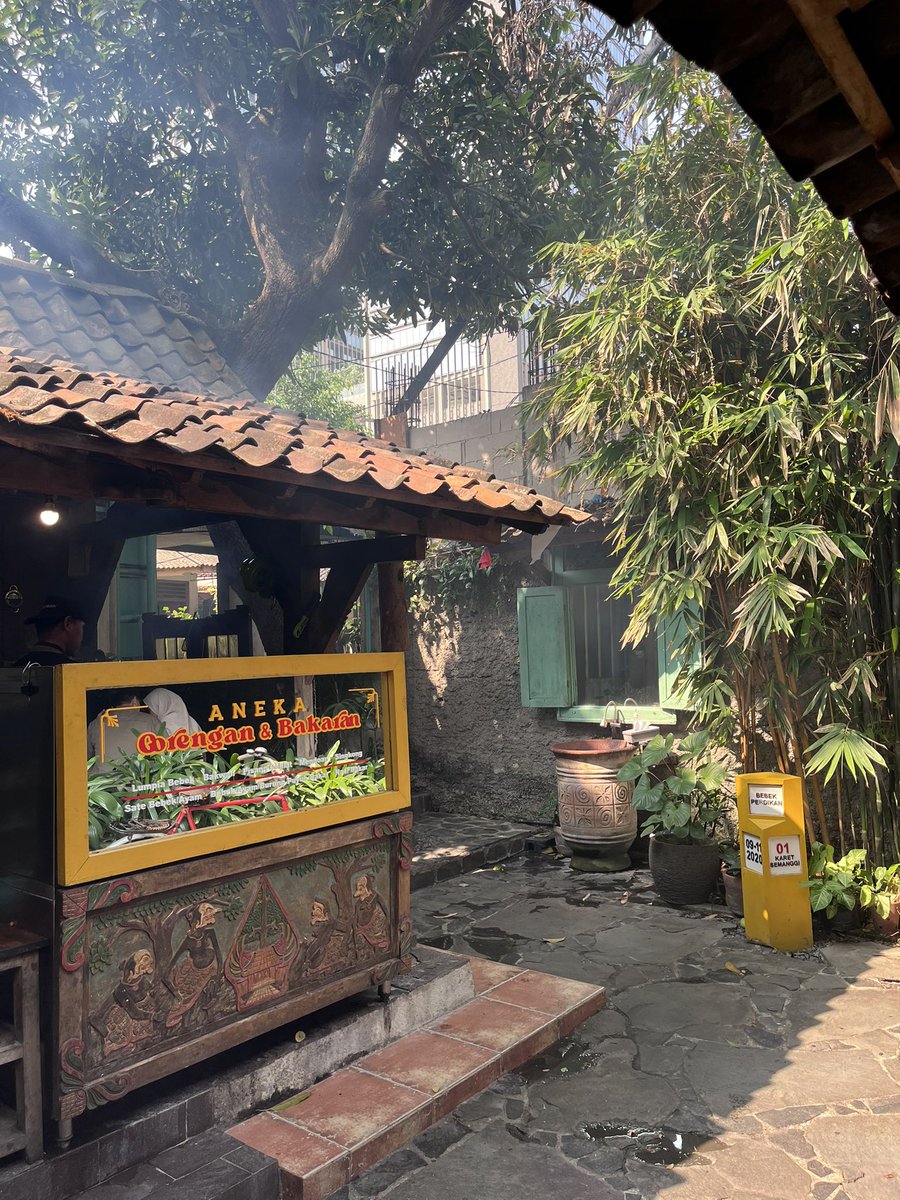 A581497's tweet photo. Nemu nasi bebek enak, suasananya kayak di pedesaan dan diapit gedung2 tinggi Jakarta https://t.co/7nYHUchTVw