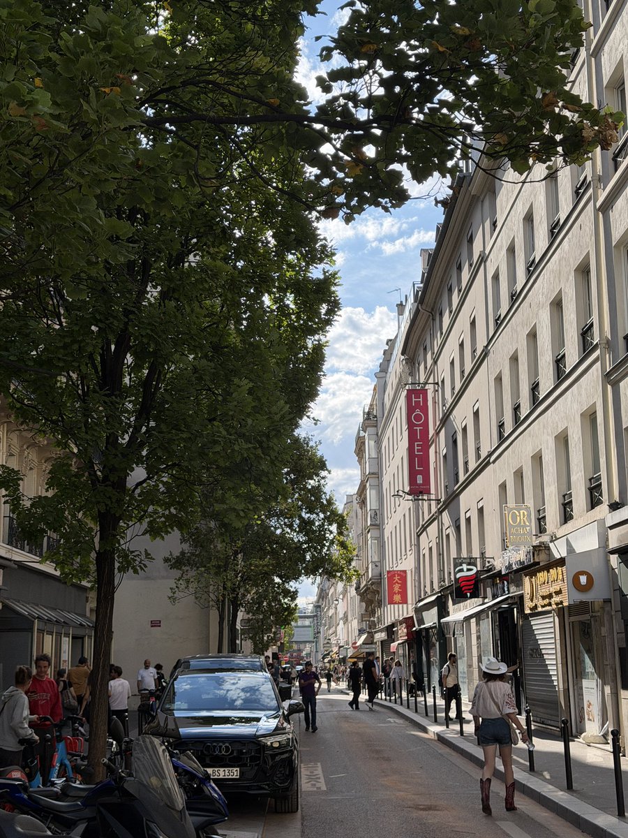 albin142's tweet photo. hier à paris https://t.co/fbu44JAbe1
