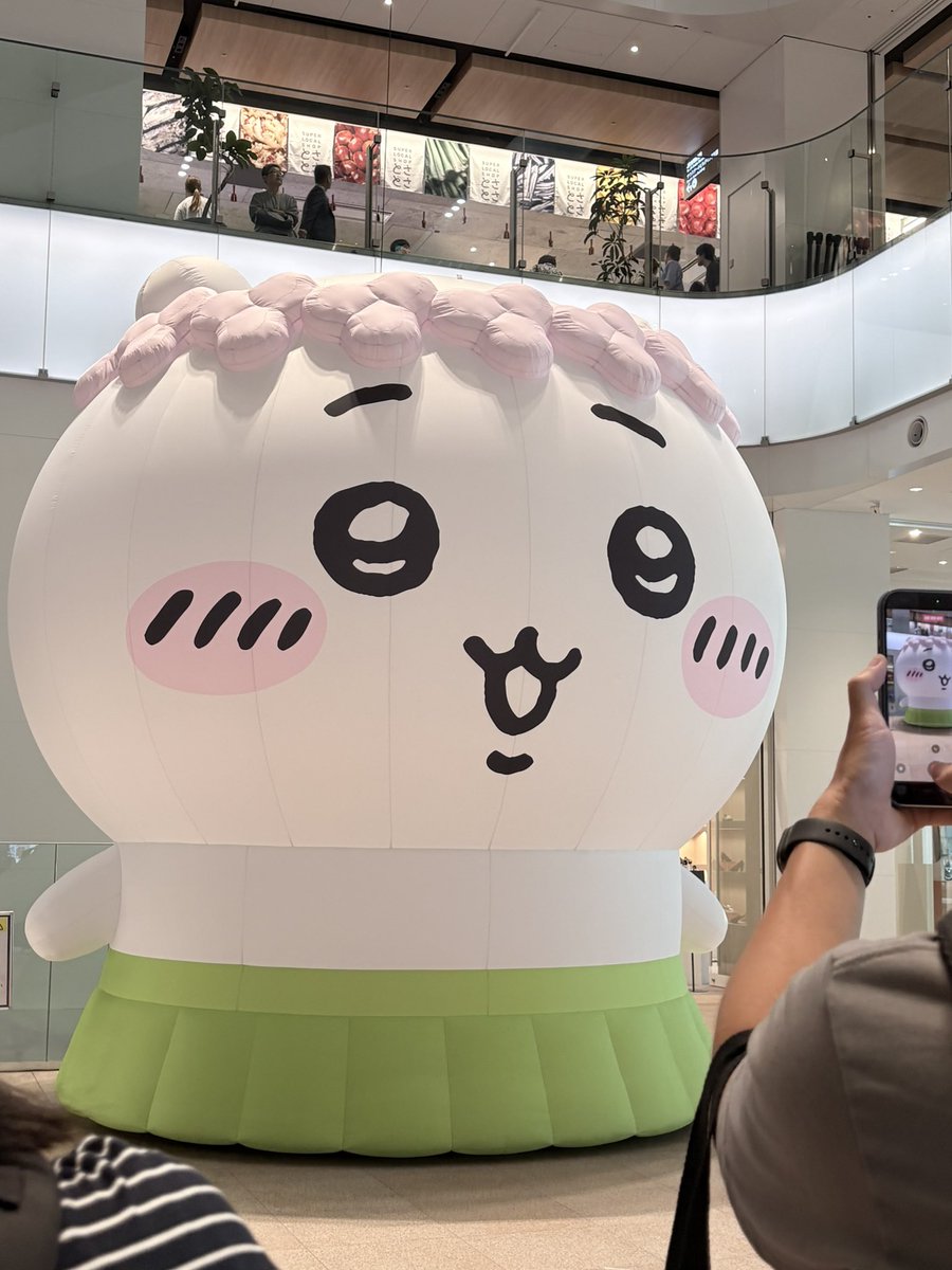 fim_fim_'s tweet photo. 会場近くのKITTEにでかでかなちいかわ居るよ！
#sakumail https://t.co/mwcTX9kpsw
