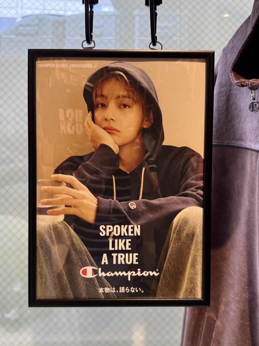 Pinoco705's tweet photo. Champion 原宿店へ❣️
大きなウインドウでオーラ放ってたテヒョン✨
お店の方もとても優しくて
👩‍🦰このパーカーテヒョンさんと
同じものですか？
👤あれはヨーロッパ仕様なのでちょっと違うんですよ
👤写真たくさん撮ってください
来週の金曜日までですよ
と教えてくれました
購入できなくて残念でした🥲 https://t.co/HBrrP54Mvu