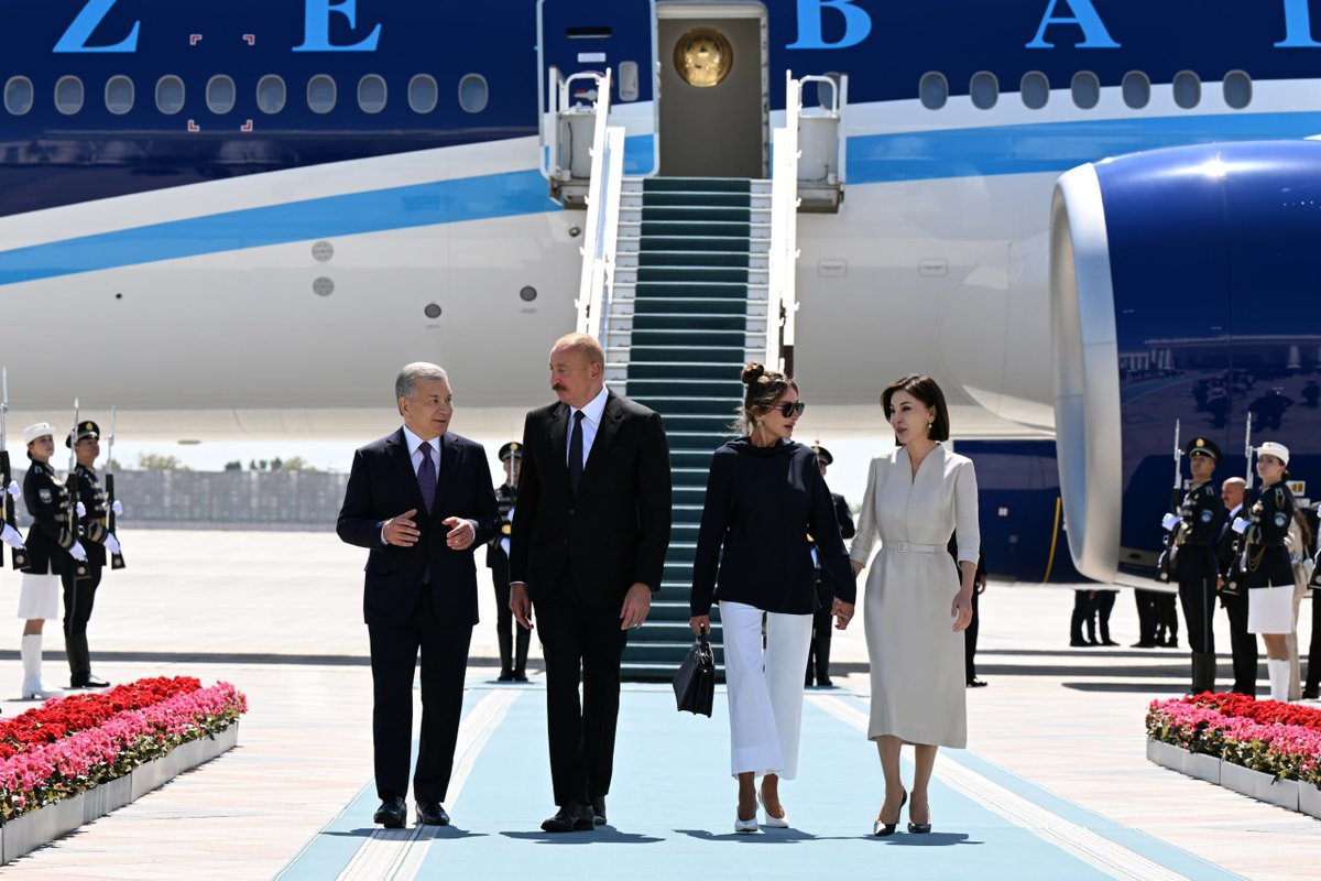 president_uz's tweet photo. President Shavkat #Mirziyoyev and the First Lady welcomed President @presidentaz  of Azerbaijan and his wife at Tashkent-Humo International Airport.

Today, the leaders will hold high-level talks and co-chair the third meeting of the Supreme Interstate Council. https://t.co/JaRomF7Z94