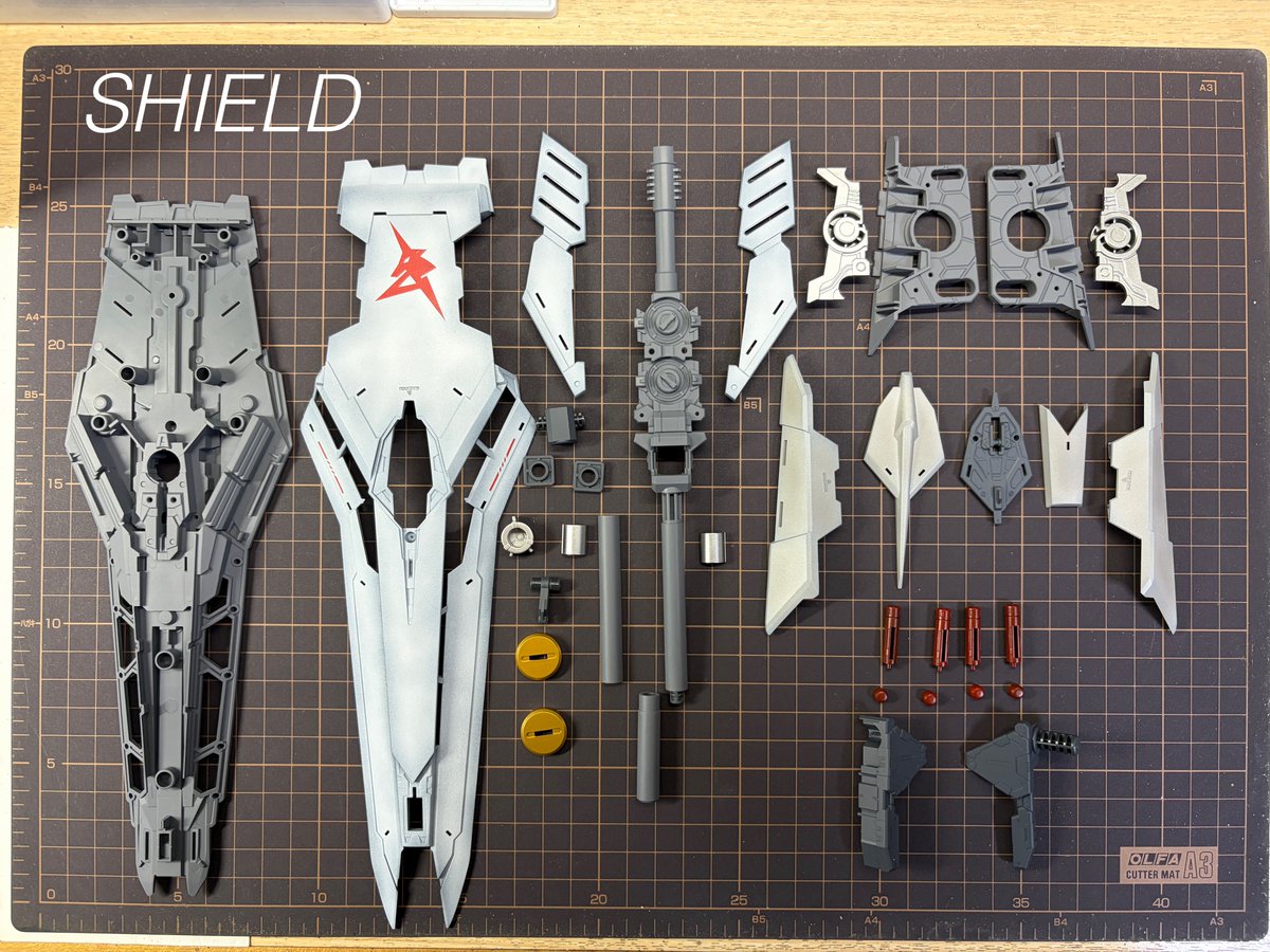 2102_hiro's tweet photo. PERFECT GRADE UNLEASHED 
RX-93 νガンダム

「妖怪パーツ隠し」から解放されたビームライフルのパーツ、シールドの塗装完了😁
ビームライフル、シールド完成しました😆
ライフルとシールドのギミック貼っておきます↓
次、ニュー・ハイパー・バズーカ行きます👍

#ガンプラ　#νガンダム　#PGU https://t.co/xE3EC0wXjz