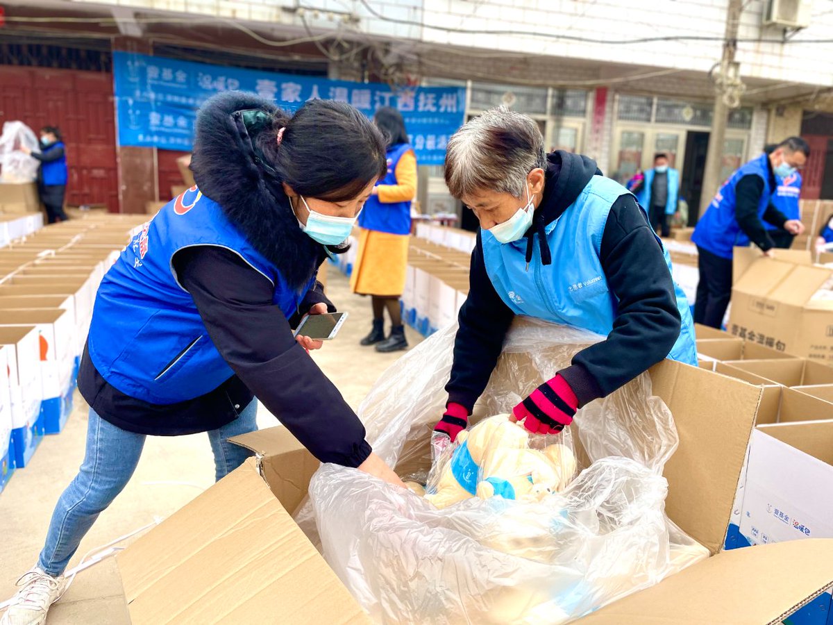 EllieConwaae's tweet photo. Ayer ayudamos en el banco de alimentos de la ciudad: recogimos 2 toneladas de productos para familias necesitadas. Un día lleno de solidaridad que vale mucho la pena. https://t.co/TmBxPlQLNN