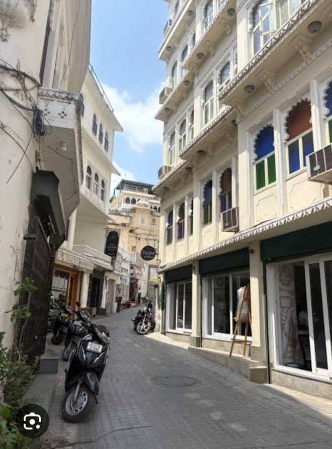 anandmahindra's tweet photo. Udaipur’s Old City.

Narrow lanes. Clean, quaint, charming.

Founded in 1559.

There is no reason this should draw fewer visitors than the medieval towns of Europe. None at all.

We travel far to discover new places. 

Sometimes the discovery begins closer home.

#SundayWanderer https://t.co/UaQHEUoKx2
