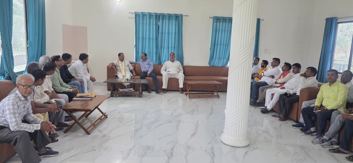 PNPathakBJP's tweet photo. जनसुनवाई....

आज अपने आवास पर क्षेत्र से पधारे देवतुल्य जनता जनार्दन से भेंट कर उनकी समस्याओं को सुनकर समाधान हेतु संबंधित से फोन वार्ता कर आवश्यक कार्यवाही के निर्देश दिए। https://t.co/cTXeGKig6I